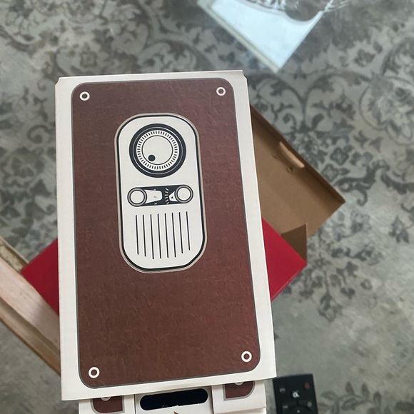 Turn your cell phone into a movie screen - Picture 3 of 4